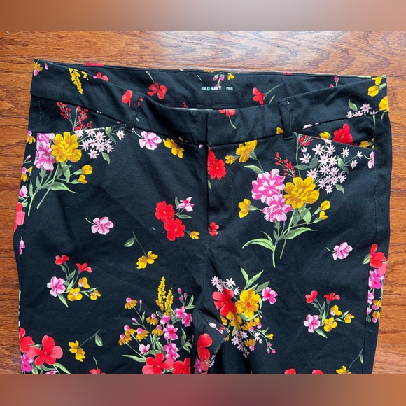 Old Navy Black Pixie Pants with Floral Accents Size 16 - Picture 4 of 6